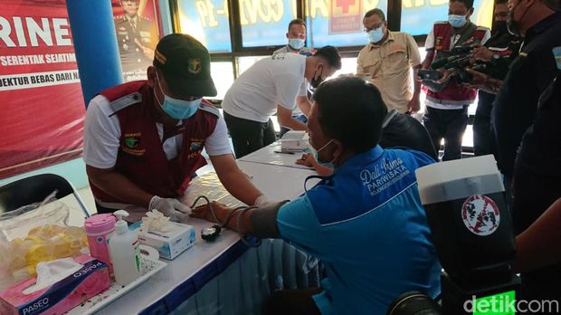 sopir bus dan mpu diperiksa kesehatannya