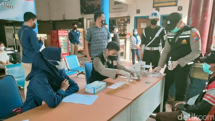 sopir dan kenek bus di Terminal Bayuangga Probolinggo dites urine