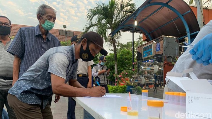 sopir di terminal bratang dites urine