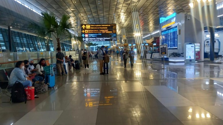 Suasana di Bandara Soetta H-1 Natal (Khairul-detikcom) Suasana di Bandara Soetta H-1 Natal (Khairul-detikcom)