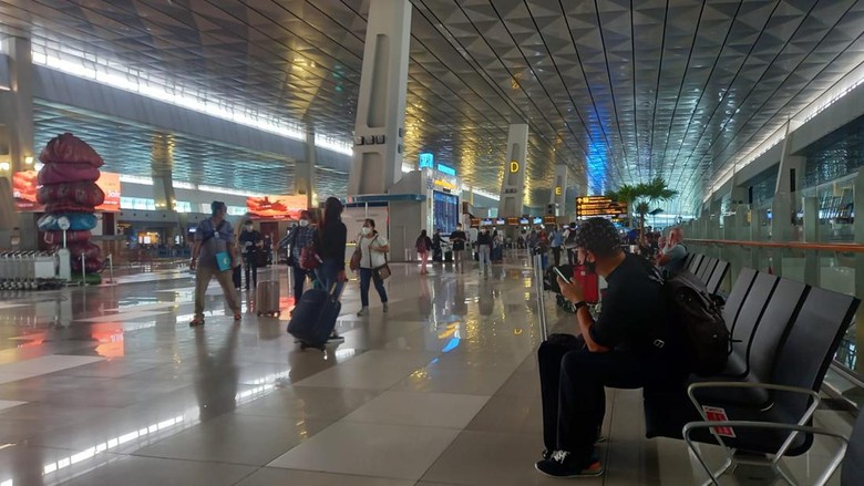 Suasana di Bandara Soetta H-1 Natal (Khairul-detikcom) Suasana di Bandara Soetta H-1 Natal (Khairul-detikcom)