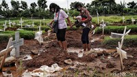 Saat ini akses di dalam TPU Rorotan masih belum bagus karena jalan terlihat becek dan sulit dilalui.