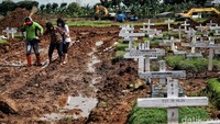 Terutama saat musim hujan, jalanan masih penuh dengan tanah liat sehingga akses menuju makam sedikit terganggu.