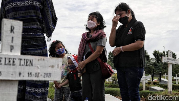 Umat Nasrani melakukan ziarah makam keluarganya di kawasan Tempat Pemakaman Khusus COVID-19, Rorotan, Jakarta Utara, Jumat (24/12).