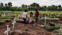 Perlu diketahui TPU Rorotan adalah makam khusun untuk korban COVID-19.
