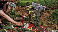 Bahkan ada juga yang meletakkan dupa atau hio di atas makam.
