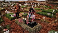 Umat Nasrani berziarah di makam keluarga di TPU Rorotan, Jakarta Utara, Jumat (24/12/2021).