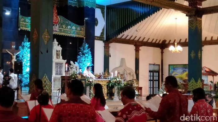 Suasana misa Natal di Gereja HKTY Ganjuran, Kapanewon Bambanglipuro, Kabupaten Bantul, Jumat (24/12/2021).