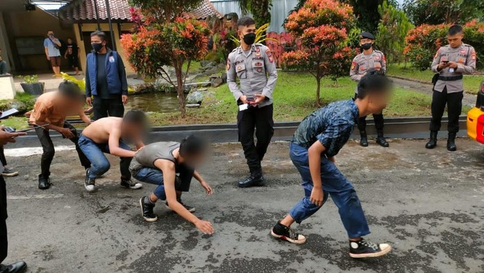 Tawuran, sejumlah pelajar SMK di Garut diamankan.