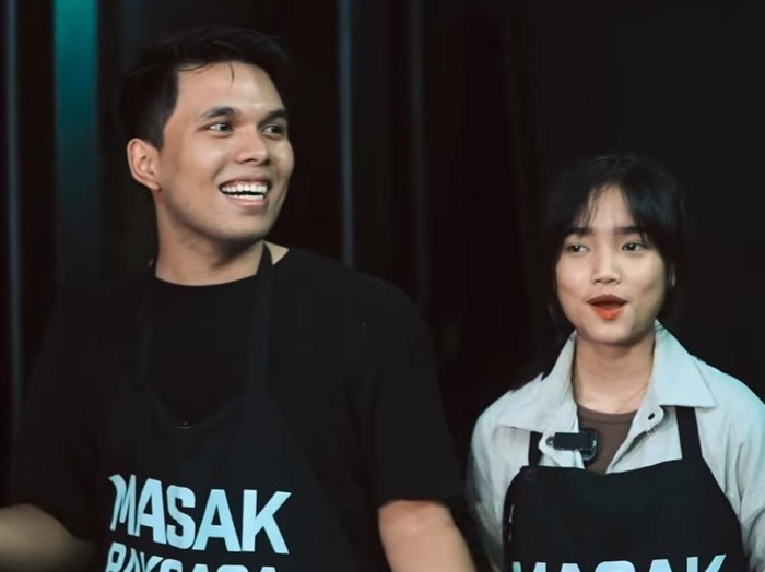 Thariq Halilintar Thariq Halilintar saat masak bareng dengan Fuji.