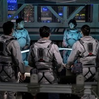 Bae Doona berperan sebagai ahli biologi luar angkasa yang bergabung dalam ekspedisi. Sementara Gong Yoo menjadi pemimpin tim yang rela mengorbankan dirinya untuk melindungi anggotanya. Delapan episode The Silent Sea tayang serentak hari ini, 24 Desember 2021 di Netflix.Foto: dok. Instagram netflixkr