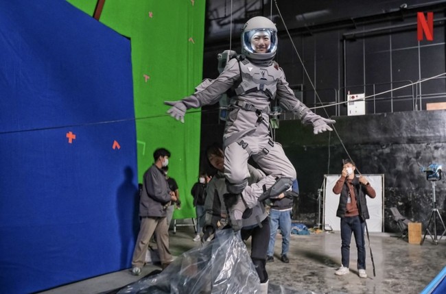 Bae Doona yang penasaran lalu menimbang kostum antariksa yang dikenakannya. “Aku benar-benar menimbangnya, tanpa helm dan tabung oksigen, pakaian itu sendiri beratnya 8,5 kilogram.” Foto: dok. Instagram netflixkr