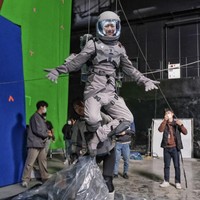 Bae Doona yang penasaran lalu menimbang kostum antariksa yang dikenakannya. “Aku benar-benar menimbangnya, tanpa helm dan tabung oksigen, pakaian itu sendiri beratnya 8,5 kilogram.” Foto: dok. Instagram netflixkr