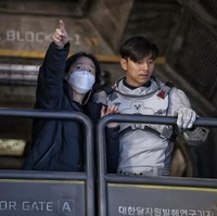 Berlatar tahun 2075, drama Korea The Silent Sea menggambarkan situasi saat bumi telah menjadi gurun dan sumber daya alamnya terkuras. Sebuah tim khusus pun ditugaskan pergi ke stasiun penelitian yang ditinggalkan di bulan untuk misi rahasia. Foto: dok. Instagram netflixkr