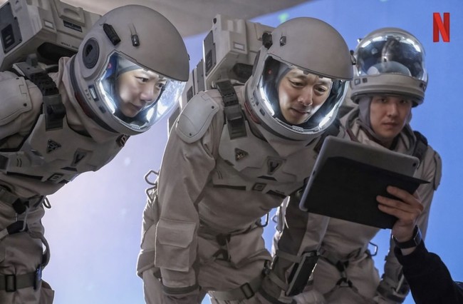 Meskipun merasa kesulitan saat memakai kostum antariksa, para pemain The Silent Sea menjalin chemistry yang erat. Mereka tahu kesulitan memakai kostum tersebut dan saling menguatkan satu sama lain. Foto: dok. Instagram netflixkr