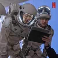 Meskipun merasa kesulitan saat memakai kostum antariksa, para pemain The Silent Sea menjalin chemistry yang erat. Mereka tahu kesulitan memakai kostum tersebut dan saling menguatkan satu sama lain. Foto: dok. Instagram netflixkr