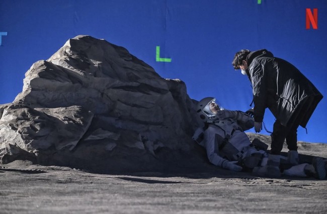 “(Pakaian) itu cukup mencekik. Aku tidak bisa bernapas dengan baik dalam helm, jadi aku butuh beberapa waktu untuk terbiasa,” ungkap Bae Doona, yang menjadi pemeran utama drama Korea The Silent Sea. Foto: dok. Instagram netflixkr