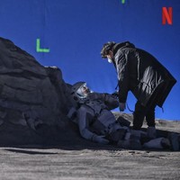 “(Pakaian) itu cukup mencekik. Aku tidak bisa bernapas dengan baik dalam helm, jadi aku butuh beberapa waktu untuk terbiasa,” ungkap Bae Doona, yang menjadi pemeran utama drama Korea The Silent Sea. Foto: dok. Instagram netflixkr