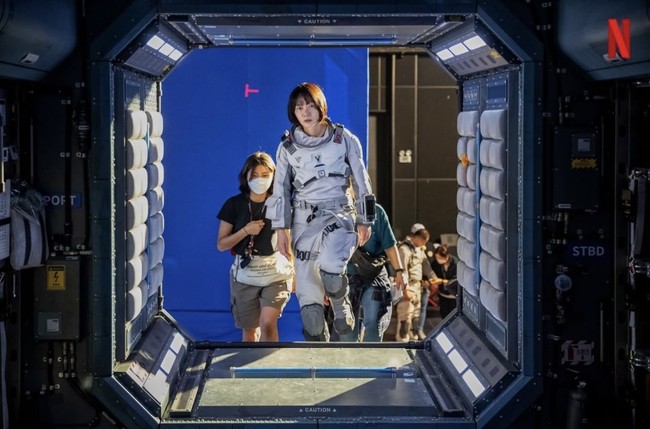 Lawan main Gong Yoo, Bae Doona mengungkap para pemain harus memakai kostum antariksa yang dibuat seringan mungkin oleh tim produksi. Namun, kostum tersebut masih cukup berat sehingga butuh waktu untuk membiasakannya. Foto: dok. Instagram netflixkr