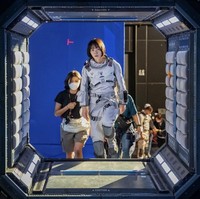 Lawan main Gong Yoo, Bae Doona mengungkap para pemain harus memakai kostum antariksa yang dibuat seringan mungkin oleh tim produksi. Namun, kostum tersebut masih cukup berat sehingga butuh waktu untuk membiasakannya. Foto: dok. Instagram netflixkr