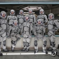 “Kami tahu bagaimana rasanya memakai salah satu kostum antariksa, jadi kami hanya bercanda dan meningkatkan semangat karena itu cukup melelahkan,” sambung aktris cantik yang sudah membintangi drama Korea garapan Netflix lainnya, Kingdom. Foto: dok. Instagram netflixkr