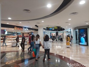 Warga Surabaya Serbu Mal Berburu Diskon di Malam Natal