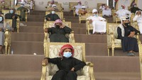 Keluarga peternak unta Emirat menyaksikan saat pemenang kompetisi ditentukan di Festival Al Dhafra di daerah gurun Liwa 120 kilometer (75 mil) barat daya Abu Dhabi, Uni Emirat Arab.