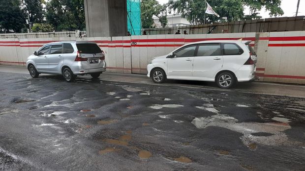 Usai ditambal, Jalan di Jl Rasuna Said kembali rusak. 24 Desember 2021.