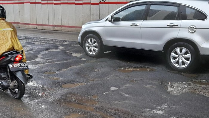 Usai ditambal, Jalan di Jl Rasuna Said kembali rusak. 24 Desember 2021.