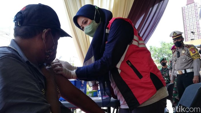 vaksinasi di pos pelayanan nataru kota pasuruan