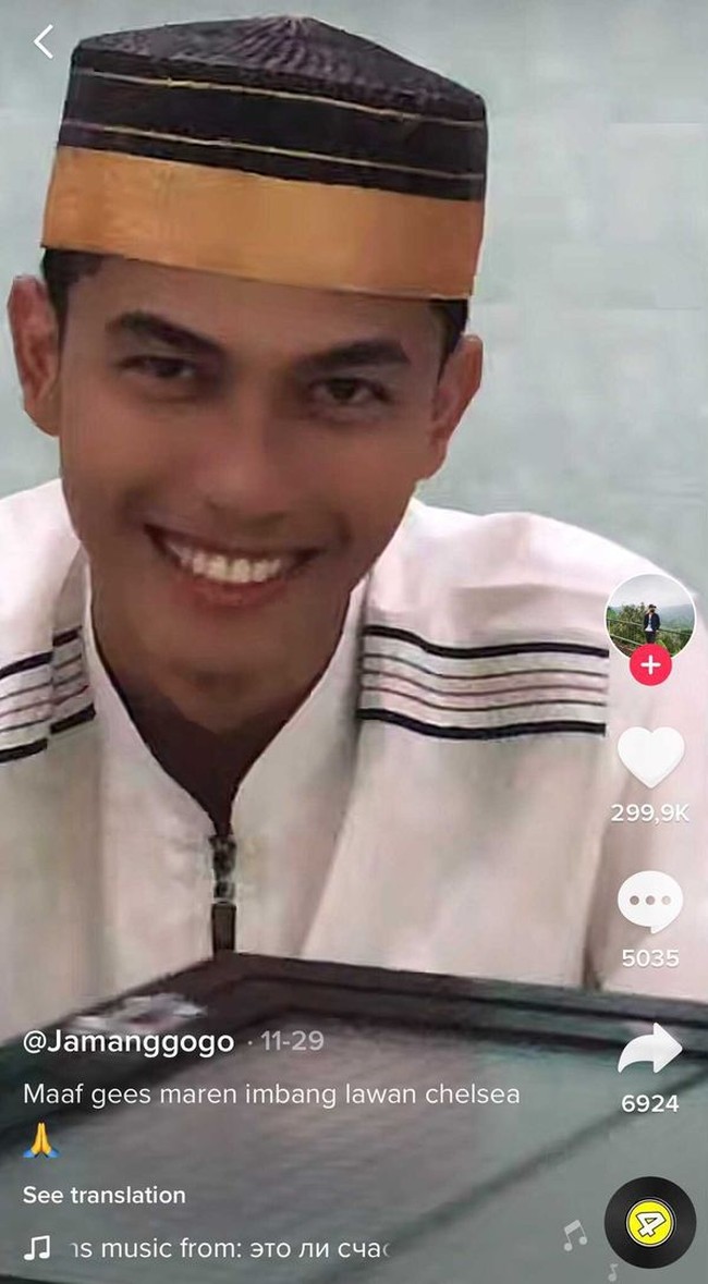 Ketika ditanya apakah dirinya merasa mirip Ronaldo, pria yang berusia 22 tahun itu malu-malu menanggapinya. Banyak yang mengatakan senyumnya sih, ucap Habibi seraya tertawa. Habibi mengaku mengagumi sosok Ronaldo sejak pertama kali bergabung dengan Manchester United pada 2003. Selain skill bermainnya yang bagus, beliau juga terkenal karena ketampanannya dan sosok yang pekerja keras. Itu sih yang membuat saya mengagumi beliau, tutup Habibi. Foto: Dok. Tangkapan layar akun TikTok @hobss_99.