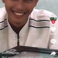 Ketika ditanya apakah dirinya merasa mirip Ronaldo, pria yang berusia 22 tahun itu malu-malu menanggapinya. Banyak yang mengatakan senyumnya sih, ucap Habibi seraya tertawa. Habibi mengaku mengagumi sosok Ronaldo sejak pertama kali bergabung dengan Manchester United pada 2003. Selain skill bermainnya yang bagus, beliau juga terkenal karena ketampanannya dan sosok yang pekerja keras. Itu sih yang membuat saya mengagumi beliau, tutup Habibi. Foto: Dok. Tangkapan layar akun TikTok @hobss_99.