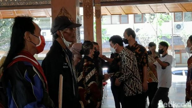 Wali Kota Solo Gibran Rakabuming Raka saat dipegang anggota Pertuni, Jumat (24/12/2021).