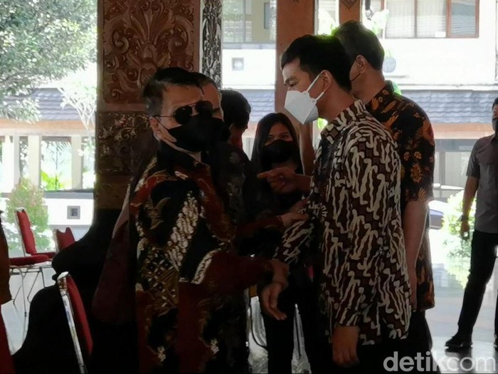 Wali Kota Solo Gibran Rakabuming Raka saat dipegang anggota Pertuni, Jumat (24/12/2021).