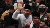 Yahya Cholil Staquf melambaikan tangan sambil tersenyum usai terpilih menjadi Ketua Umum PBNU pada Muktamar Nahdlatul Ulama (NU) ke-34 di Universitas Lampung, Lampung, Jumat (24/12/2021).