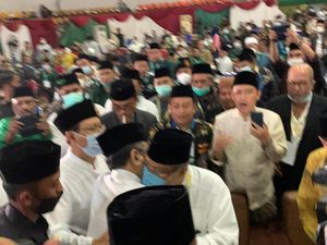 Momen Yahya Staquf Hampiri-Peluk Said Aqil di Muktamar NU