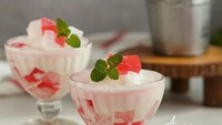Jajanan jadul berupa es puter pasti disukai seluruh anggota keluarga. Coba bikin es puter dengan kombinasi jelly dan nata de coco. Bahannya gampang hanya santan, gula pasir, kental manis, dan jelly bubuk putih. Intip resep lengkapnya di sini. Foto: Anisah