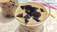 Es kopi susu sudah biasa, coba bikin coffee jelly yang istimewa ini. Bahan utamanya kopi bubuk instan dan jelly tawar. Presentasinya yang menarik dijamin menarik selera. Begini cara membuat coffee jelly. Foto: detikfood 