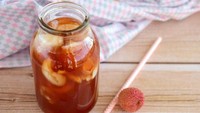 Sederhana tapi nikmat, inilah es teh leci yang punya banyak penggemar. Kamu bisa membuatnya banyak untuk suguhan tamu. Bahan utamanya ada teh hitam, leci kalengan, dan madu. Simak bahan dan cara membuatnya di sini. Foto: iStock 