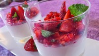 Panna cotta adalah puding Italia yang lembut manis. Cocok jadi suguhan saat liburan Natal, kamu bisa membuatnya dari susu segar, fresh cream, dan gelatin. Tak perlu bingung, resepnya bisa dicontek di sini. Foto: detikfood 