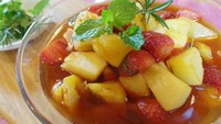 Setup buah rempah ini rasanya asam segar dan sedikit manis. Dibuat dari nanas, strawberry, dan pir dengan paduan jus jeruk hingga rempah seperti thyme dan daun mint. Enak! Lihat resepnya di sini. Foto: detikfood 