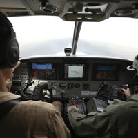 Dalam wawancara lewat telepon kepada Star and Stripes, Safia mengatakan bahwa ia, suaminya yang juga kapten angkatan udara Afghanistan, dan anak perempuan mereka yang berusia lima tahun telah dikeluarkan dari Afghanistan. Ia diterbangkan ke Qatar di mana wanita 31 tahun tersebut melahirkan anak keduanya di pangkalan militer. Foto: AP/Rahmat Gul