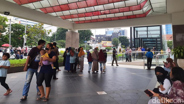 Alun-alun Surabaya tampak ramai hari ini. Banyak warga yang mengisi libur Natal dengan mengunjungi wisata baru di Kota Pahlawan ini.