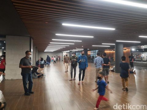 Alun-alun Surabaya tampak ramai hari ini. Banyak warga yang mengisi libur Natal dengan mengunjungi wisata baru di Kota Pahlawan ini.