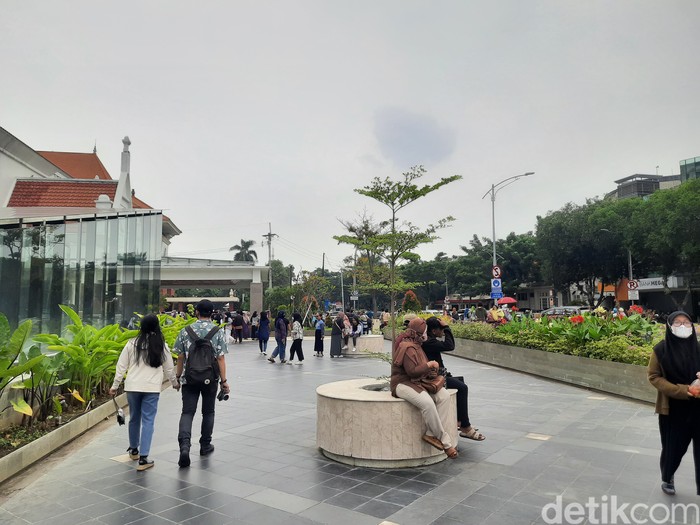 Alun-alun Surabaya tampak ramai hari ini. Banyak warga yang mengisi libur Natal dengan mengunjungi wisata baru di Kota Pahlawan ini.