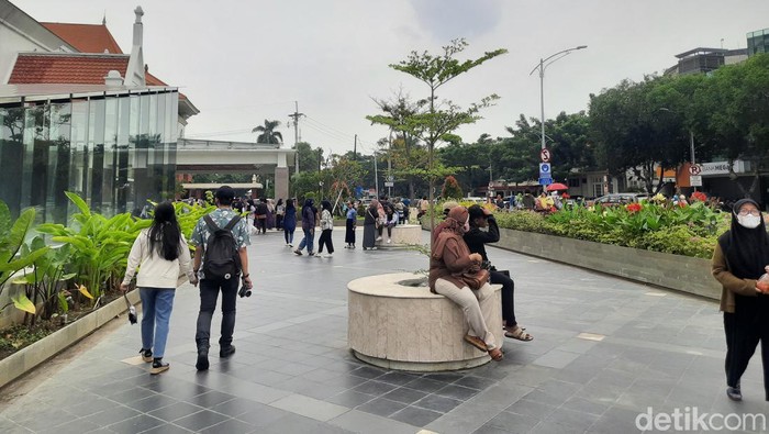 Alun-alun Surabaya tampak ramai hari ini. Banyak warga yang mengisi libur Natal dengan mengunjungi wisata baru di Kota Pahlawan ini.