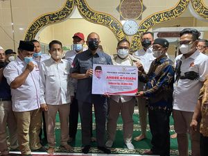 Andre Rosiade Bagikan Bantuan Rp 475 Juta ke Masjid-TK di Sijunjung