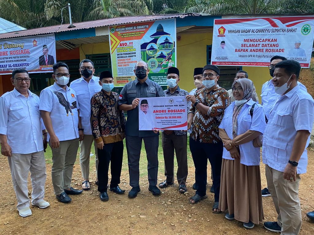 Andre Rosiade Bagikan Bantuan Rp 475 Juta ke Masjid-TK di Sijunjung