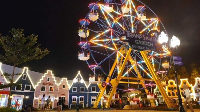 Nikmati liburan tak terlupakan di Kepulauan Riau dengan pilihan akomodasi terbaik di Aston Tanjungpinang Hotel & Conference Center yang terintegrasi langsung dengan Trans Studio Garden Tanjungpinang outdoor themepark!