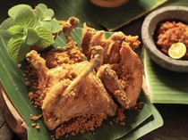 Legendaris! 5 Tempat Makan Ayam Goreng Enak Sejak Puluhan Tahun Lalu